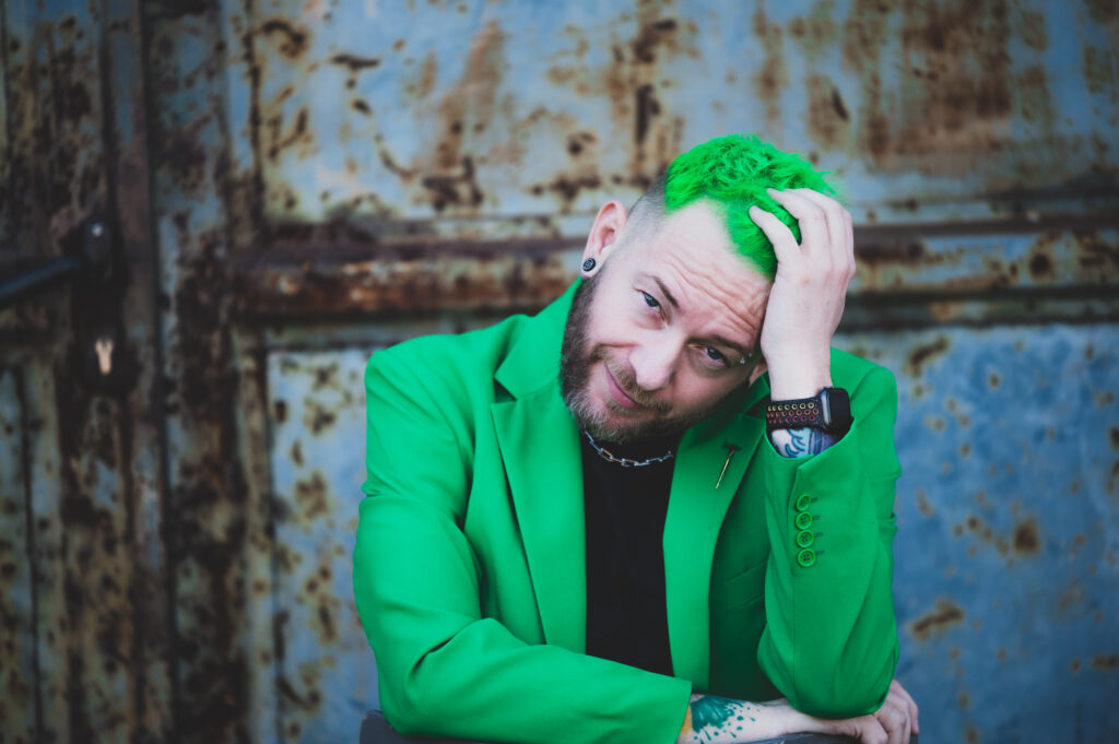 Sascha Mylenbusch im auffälligen grünen Sakko mit grünen Haaren – Stylecoach für Männer mit individuellem Look und starker Ausstrahlung.