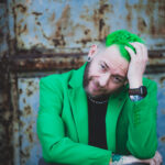 Sascha Mylenbusch im auffälligen grünen Sakko mit grünen Haaren – Stylecoach für Männer mit individuellem Look und starker Ausstrahlung.