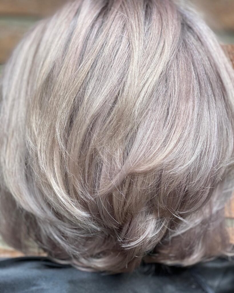 Sascha Mylenbusch Exklusiv Hair & Style - Feinhaar Frisur in Düsseldorf, Benrath - Rückenansicht einer Frau mit feinen grauen Haaren