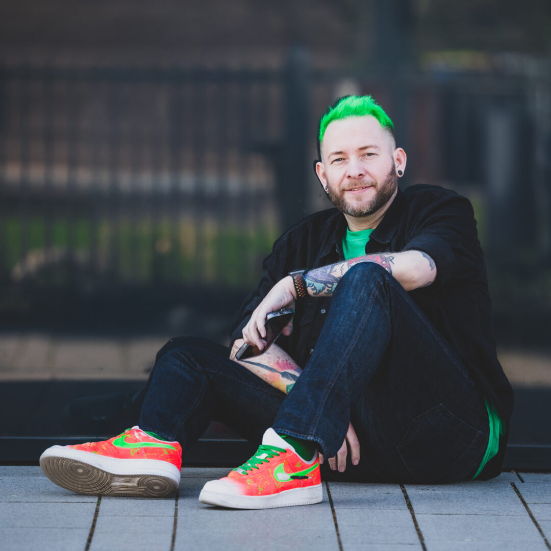 Sascha Mylenbusch Exklusiv Hair & Style - Ihr exklusiver Damenfriseur in Düsseldorf, Benrath - Portraitfoto von Sascha Mylenbusch in Düsseldorf sitztend