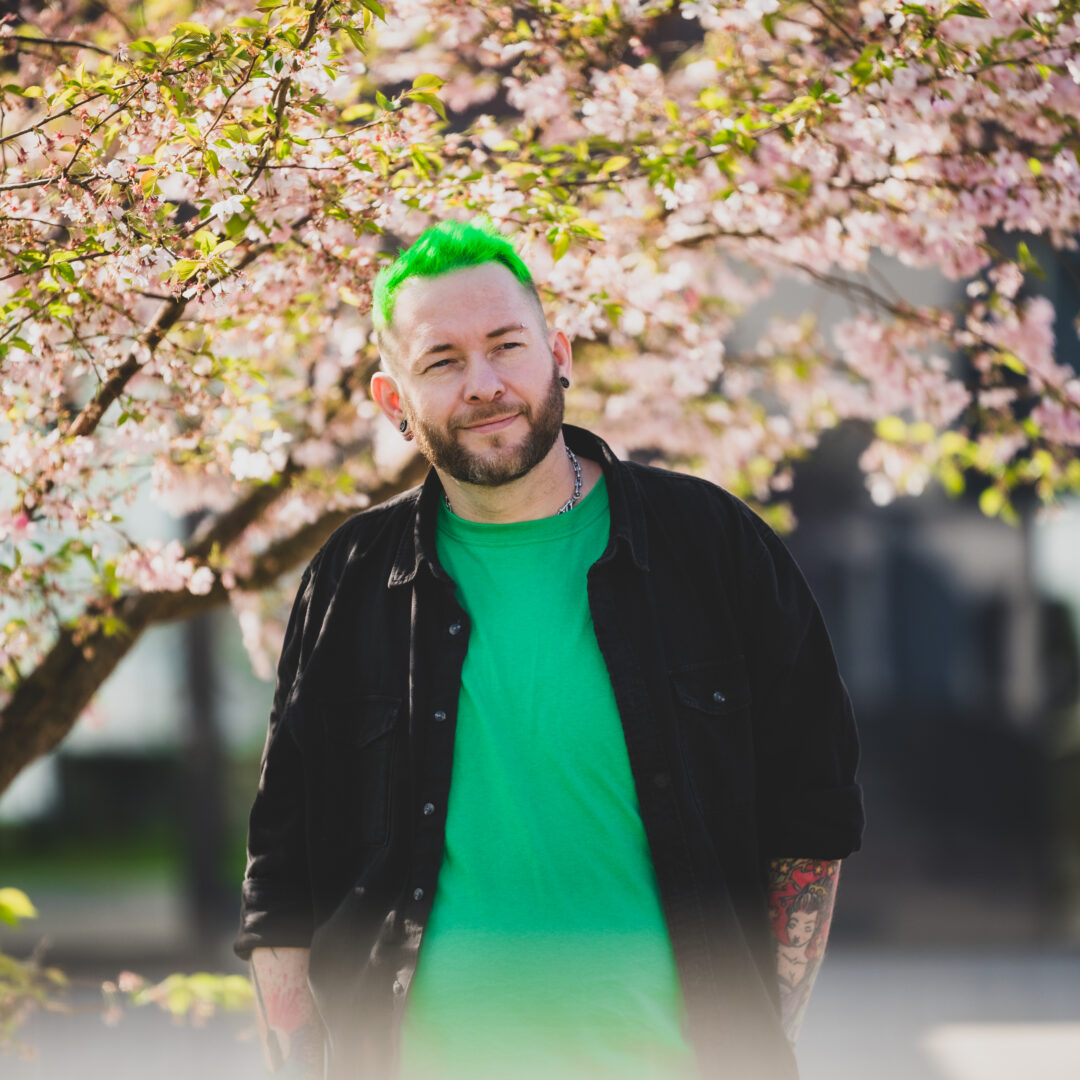 Portraitfoto von Sascha Mylenbusch in Düsseldorf unter einem Kirschblütenbaum