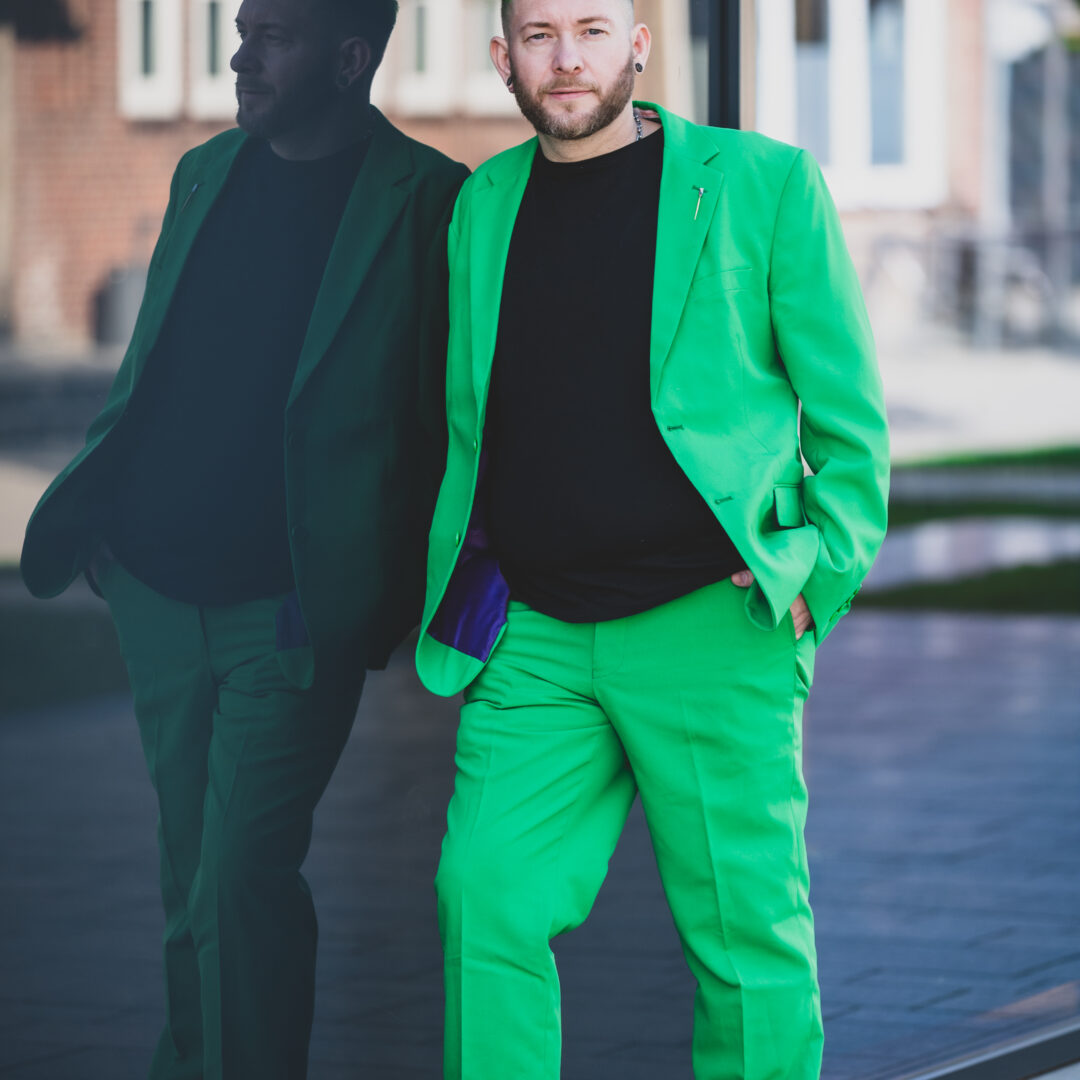 Sascha Mylenbusch - Ihr exklusiver Damenfriseur in Düsseldorf, Benrath - Portraitfoto von Sascha Mylenbusch in Düsseldorf vor einer Glasfront