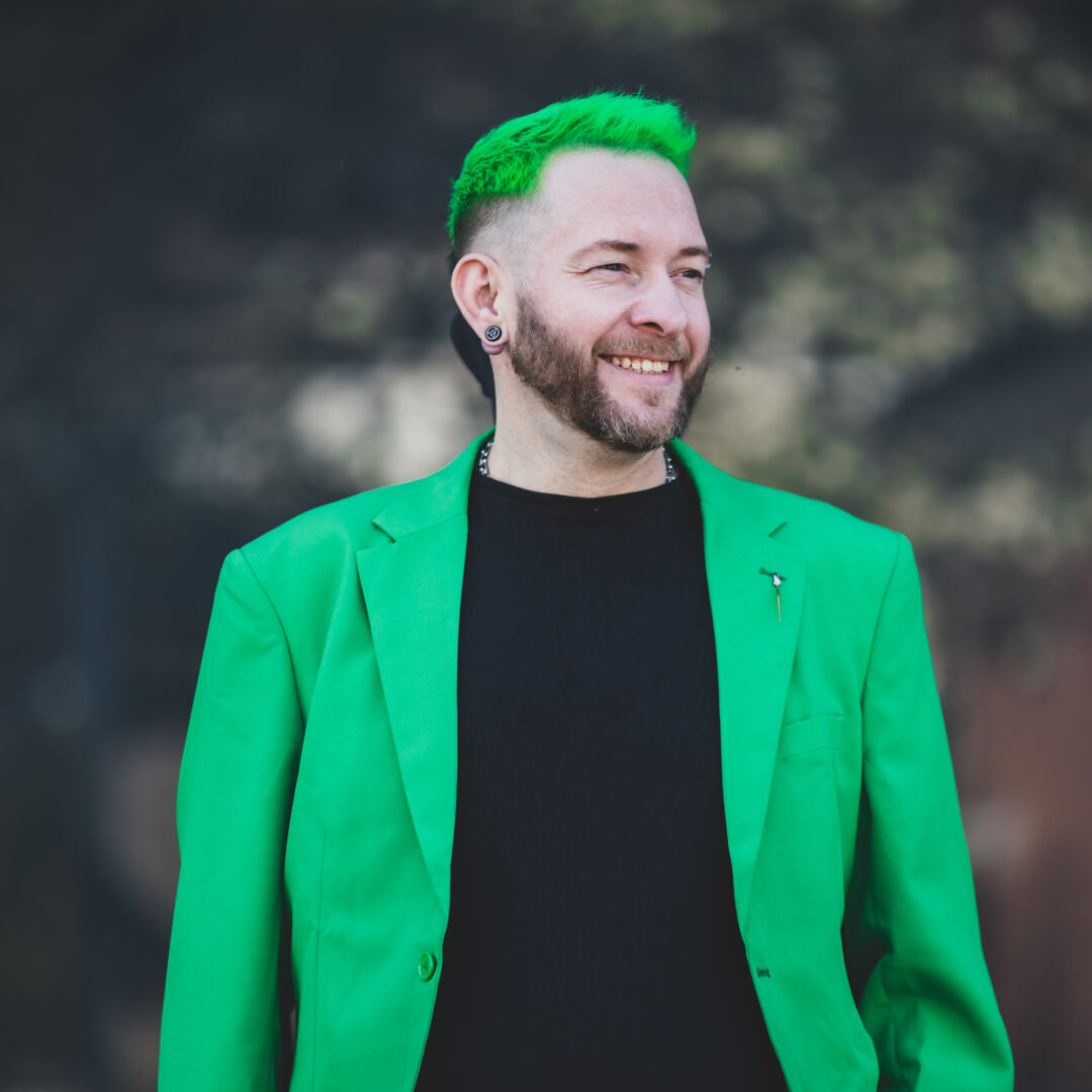 Sascha Mylenbusch - Ihr exklusiver Damenfriseur in Düsseldorf Benrath - Portrait Foto von Sascha Mylenbusch im grünen Anzug